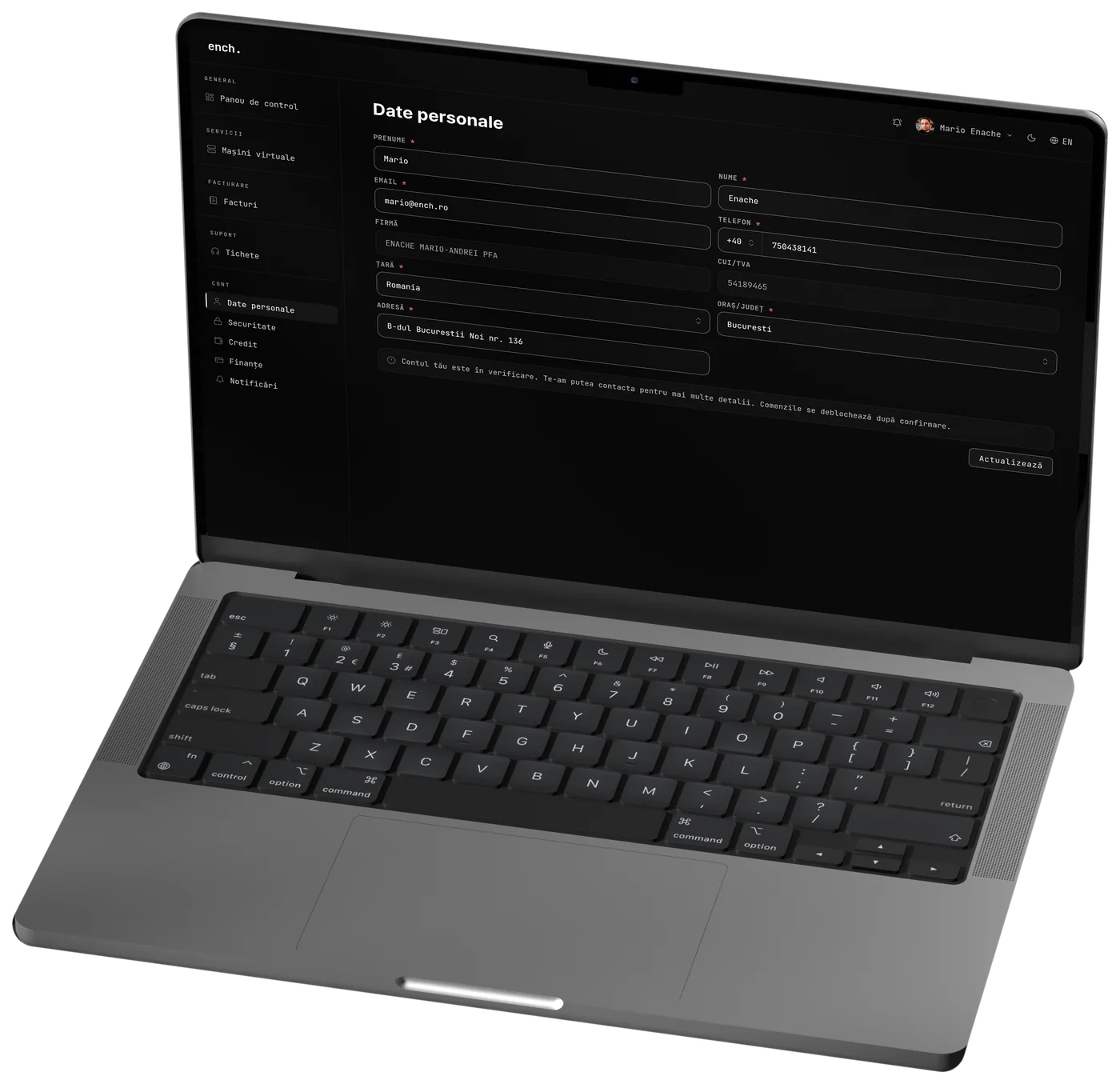 Portalul de clienți ench. pe un laptop: pagina cu datele personale și ale companiei