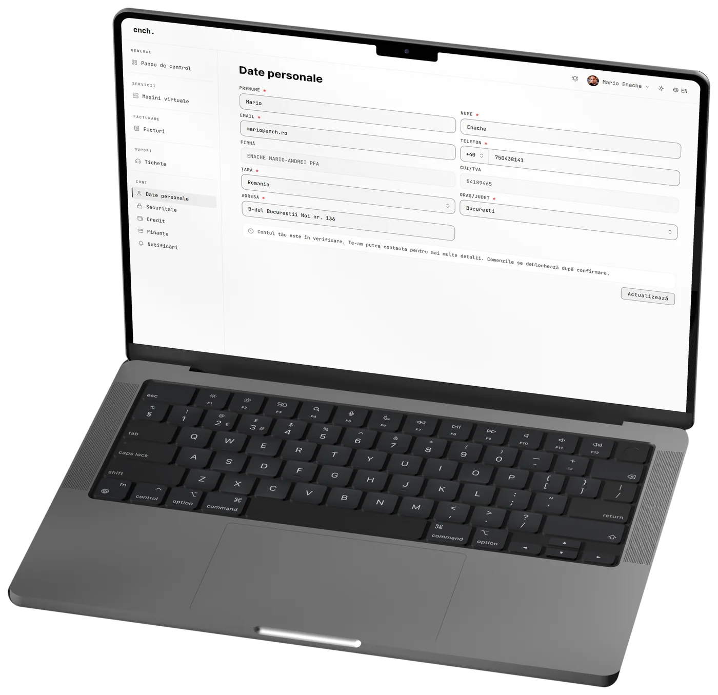Portalul de clienți ench. pe un laptop: pagina cu datele personale și ale companiei